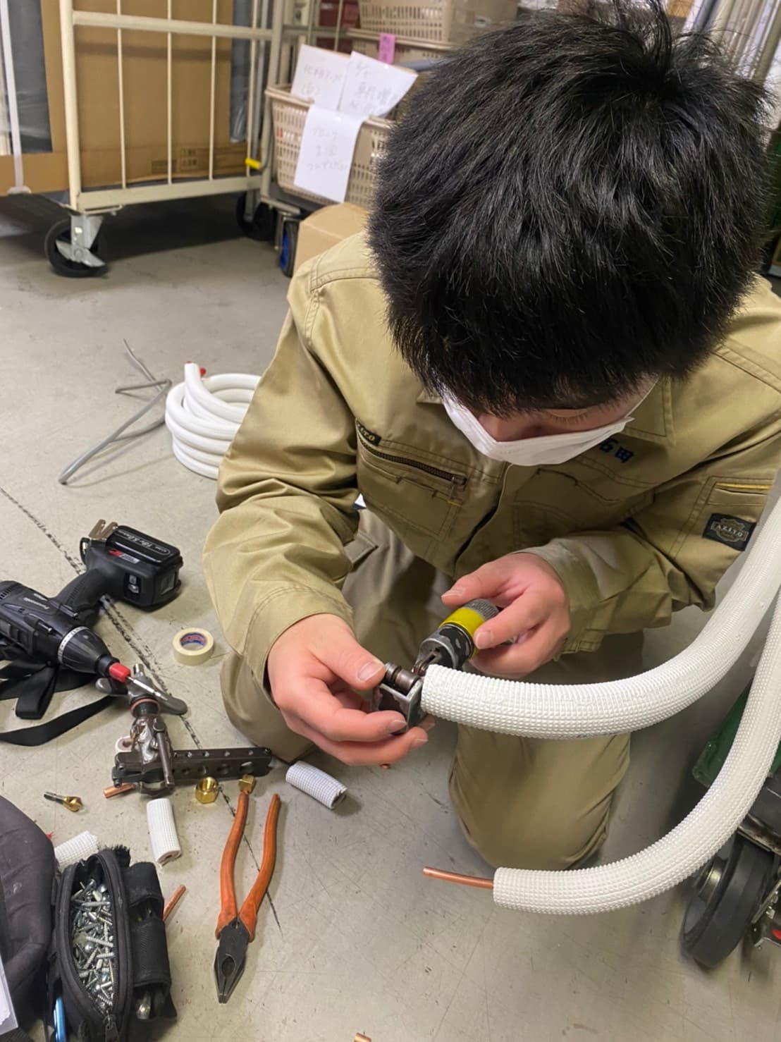 屋外ユニットの据付作業の様子