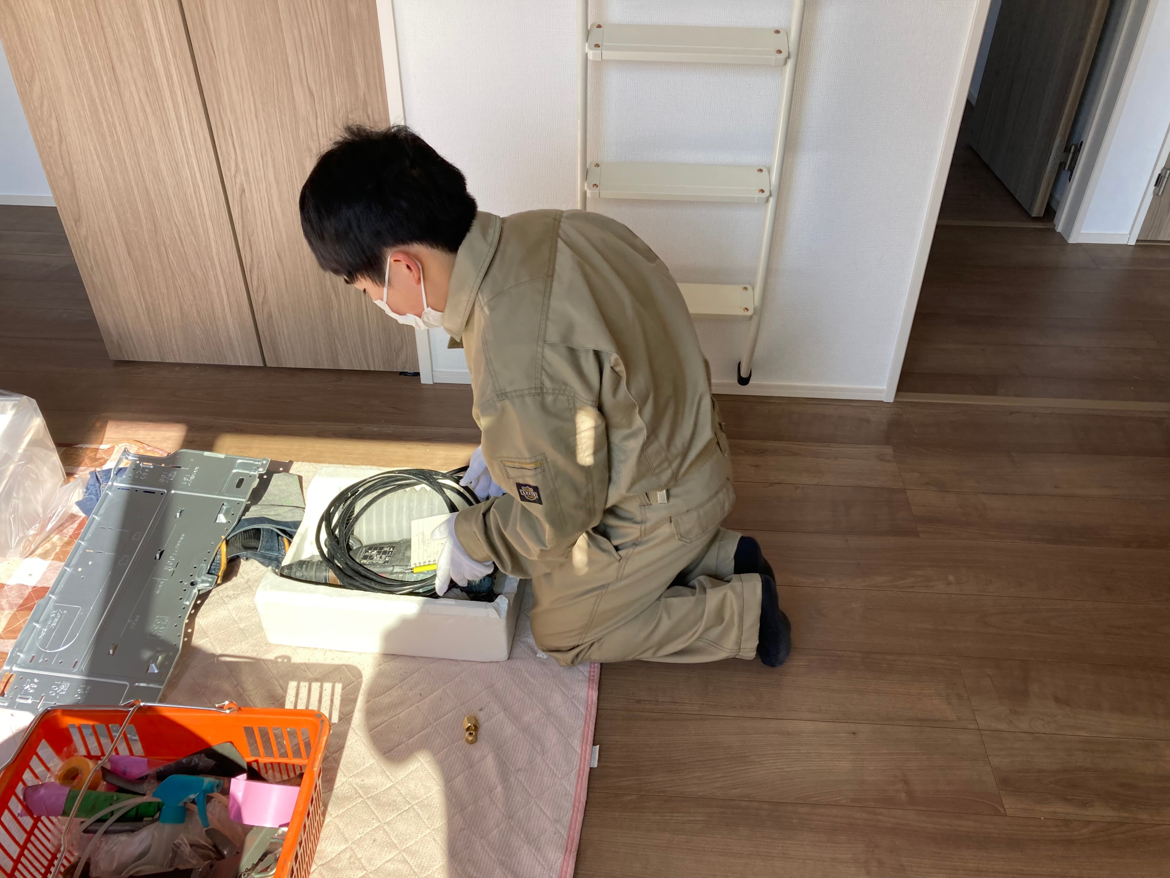 配線経路を確認しながらの室内作業