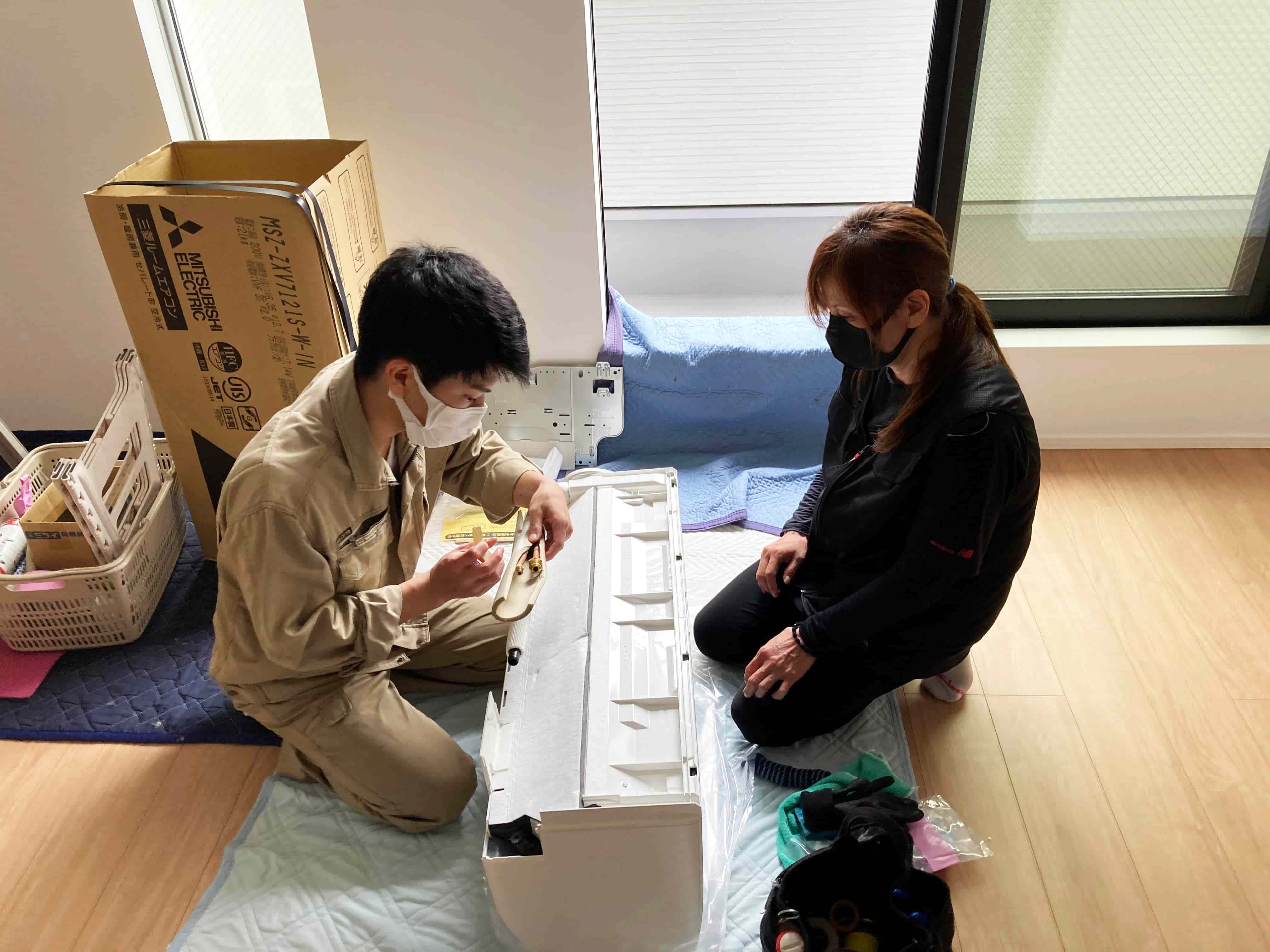 新築住宅での室内機配管作業の様子