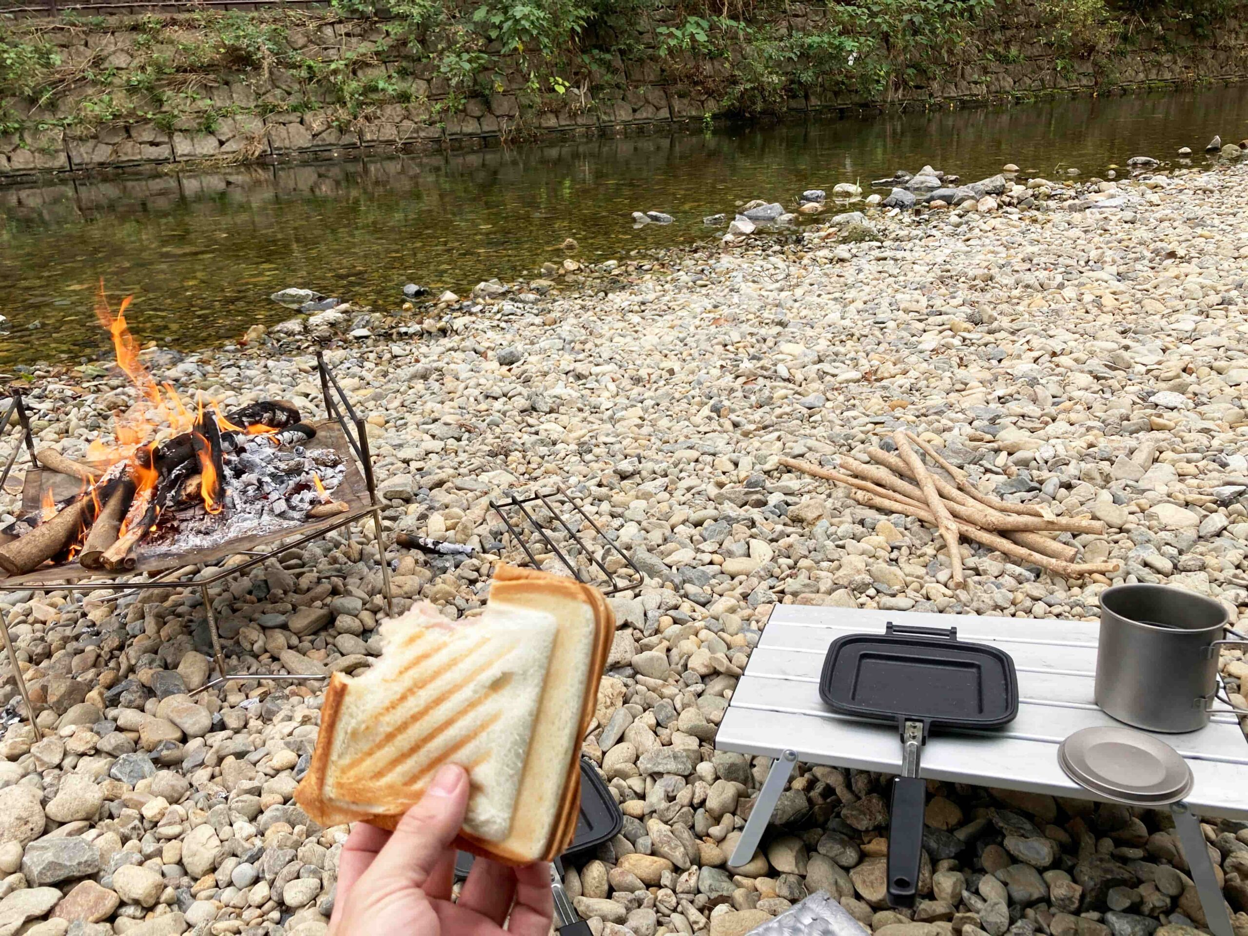 焚火を愛でながらホットサンドとコーヒー