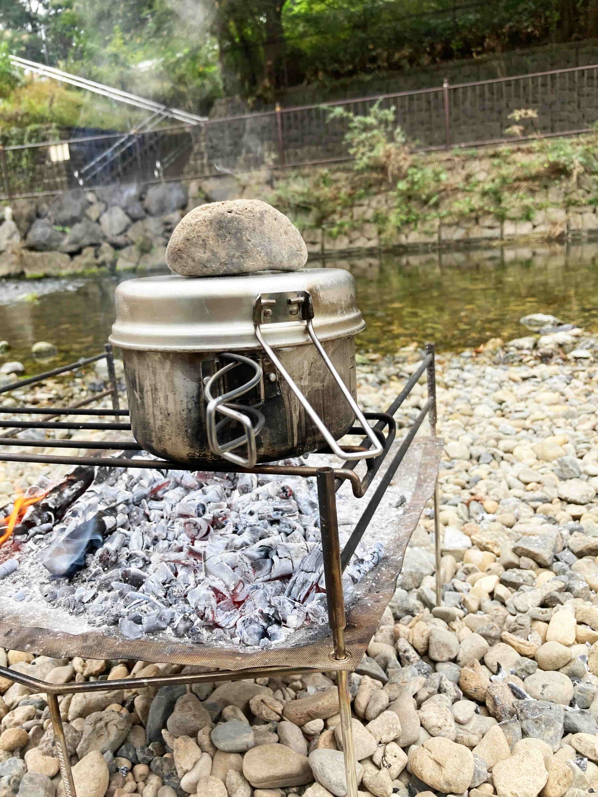 石を乗せた飯盒炊爨